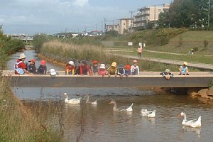 苫小牧川河川敷地で遊ぶ子供たち